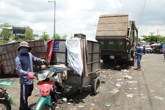 Người thu gom rác dân lập đối diện với nhiều bệnh tật - Ảnh 1.