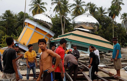 Sóng thần Indonesia: Cận cảnh đất hóa lỏng nhấn chìm cả làng - Ảnh 9.