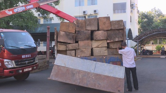 Giám đốc Công an tỉnh Đắk Lắk bắt gỗ lậu trong đêm - Ảnh 1.