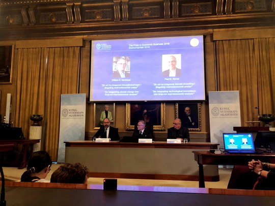 Nobel Kinh tế 2018 về tay hai người Mỹ - Ảnh 2. Nobel Kinh tế 2018 về tay hai người Mỹ - Ảnh 2.
