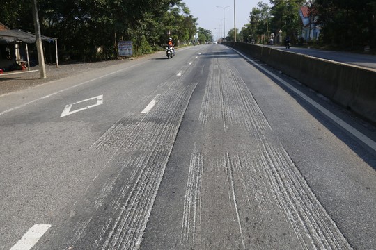 Cận cảnh vá víu quốc lộ ngàn tỉ ở Quảng Nam - Ảnh 14.