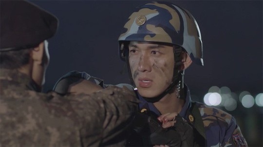 Bộ Quốc phòng yêu cầu sửa sai sót phim Hậu duệ mặt trời phiên bản Việt - Ảnh 3.