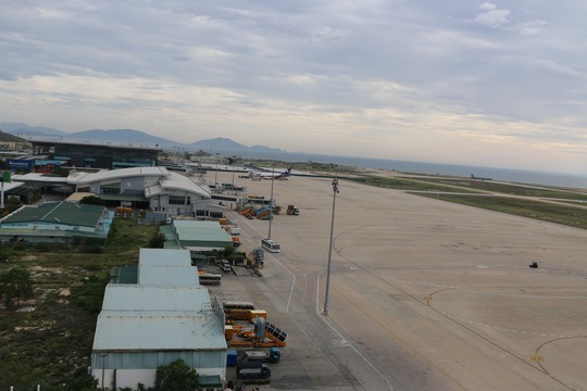 Sân bay Cam Ranh xuống cấp nặng - Ảnh 1.