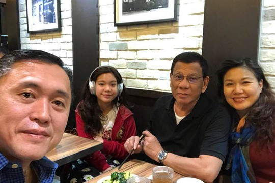 Du hí Hồng Kông không đúng lúc, ông Duterte hứng bão chỉ trích - Ảnh 3.