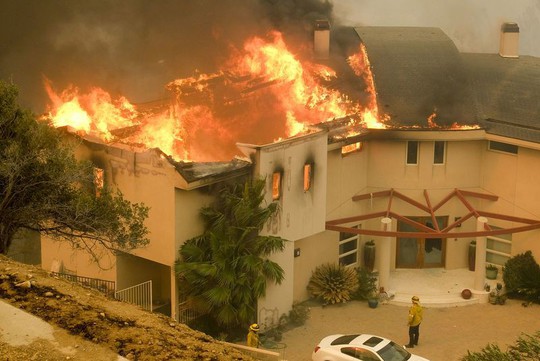 Hàng loạt ngôi sao Hollywood sơ tán khẩn cấp vì cháy rừng - Ảnh 3.