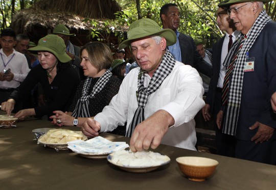 Chủ tịch Cuba thưởng thức khoai mì tại địa đạo Củ Chi - Ảnh 10.