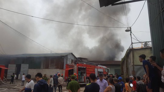 Hà Nội: Cháy lớn tại khu nhà kho gần bến xe Nước Ngầm - Ảnh 2.