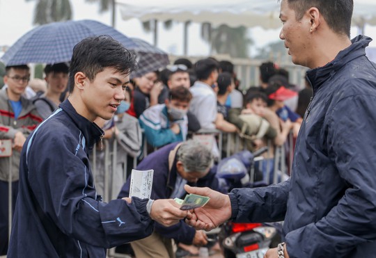 Chen chúc mua vé đại chiến Việt Nam - Malaysia trong mưa rét - Ảnh 8.