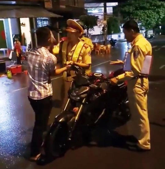 Vụ CSGT ngả ngửa: Người bị cho là thúc cùi chỏ lên tiếng - Ảnh 2. Vụ CSGT ngả ngửa: Người bị cho là thúc cùi chỏ lên tiếng - Ảnh 2.