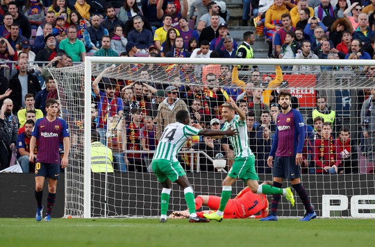 Messi trở lại, Barcelona thua tệ hại Real Betis ở Nou Camp - Ảnh 2.