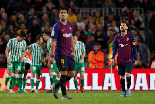 Messi trở lại, Barcelona thua tệ hại Real Betis ở Nou Camp - Ảnh 4.