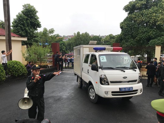 Xe đặc chủng đưa ông Phan Văn Vĩnh và các đồng phạm trong đường dây đánh bạc ngàn tỉ đến tòa - Ảnh 3. Xe đặc chủng đưa ông Phan Văn Vĩnh và các đồng phạm trong đường dây đánh bạc ngàn tỉ đến tòa - Ảnh 3.