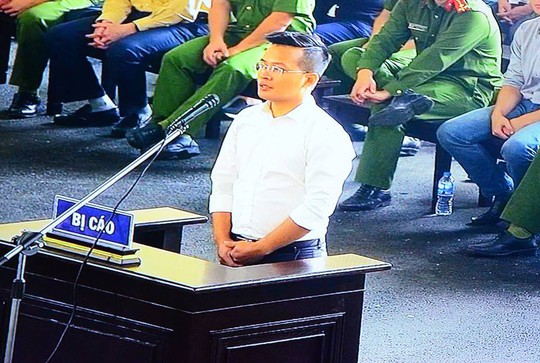 Dang xet xu ong Phan Van Vinh phai vao phong y te dieu tri