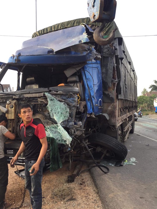 Xe tải tông liên hoàn 2 xe khách, nhiều người bị thương - Ảnh 2.