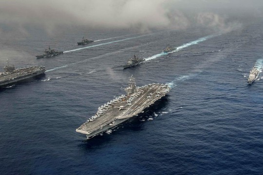 Hai tàu sân bay Mỹ phô diễn sức mạnh ở vùng biển Philippines - Ảnh 1.