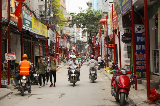 Chôn hàng trăm chiếc cột đỏ trên vỉa hè để tạo dựng tuyến phố văn minh - Ảnh 2.