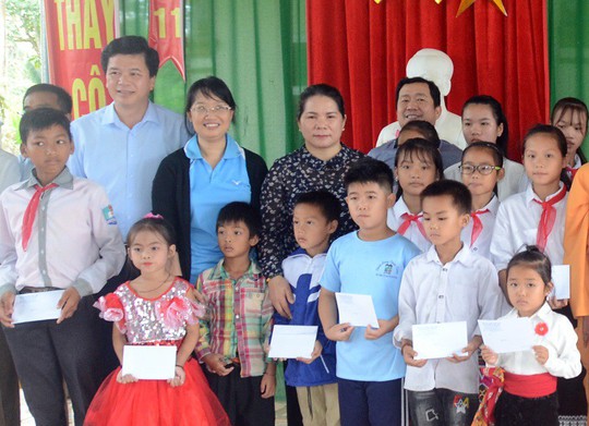 Đoàn đại biểu Quốc hội TP HCM thăm, tặng quà tại 2 huyện miền núi tỉnh Nghệ An - Ảnh 2.