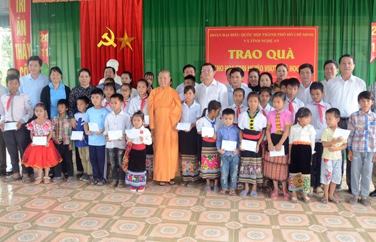 Đoàn đại biểu Quốc hội TP HCM thăm, tặng quà tại 2 huyện miền núi tỉnh Nghệ An - Ảnh 1.