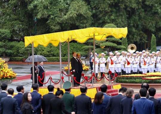 Cận cảnh lễ đón Thủ tướng Nga Dmitry Medvedev tại Phủ Chủ tịch - Ảnh 2.
