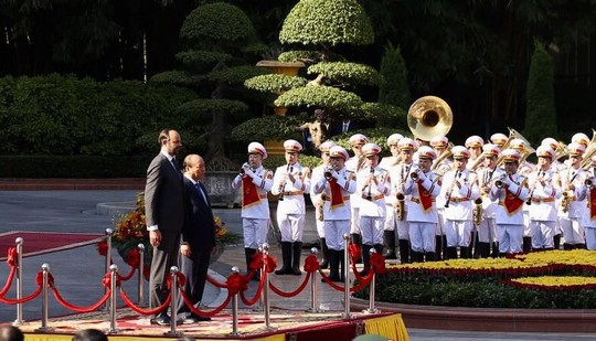 Thủ tướng Pháp bắt đầu thăm chính thức Việt Nam - Ảnh 3.