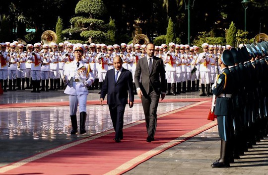 Thủ tướng Pháp bắt đầu thăm chính thức Việt Nam - Ảnh 4.