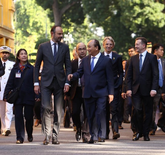Thủ tướng Pháp bắt đầu thăm chính thức Việt Nam - Ảnh 6.