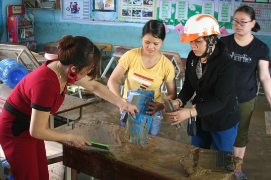Nha Trang: Thầy cô đón 20-11 trong bùn, người chết vẫn tăng - Ảnh 8. Nha Trang: Thầy cô đón 20-11 trong bùn, người chết vẫn tăng - Ảnh 8.