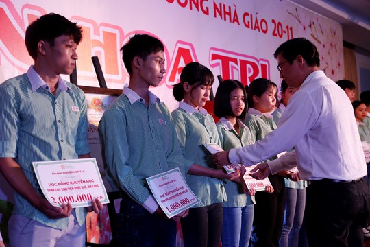 Đại học Đông Á đón nhận Cờ thi đua của Bộ GD&ĐT - Ảnh 2.