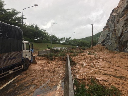 Nha Trang: Thầy cô đón 20-11 trong bùn, người chết vẫn tăng - Ảnh 13. Nha Trang: Thầy cô đón 20-11 trong bùn, người chết vẫn tăng - Ảnh 13.