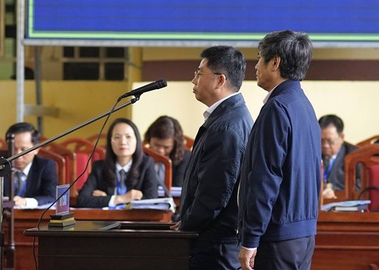 Mr Nguyen Van Duong and Mr. Nguyen Thanh Hoa talk together in court - Picture 1.