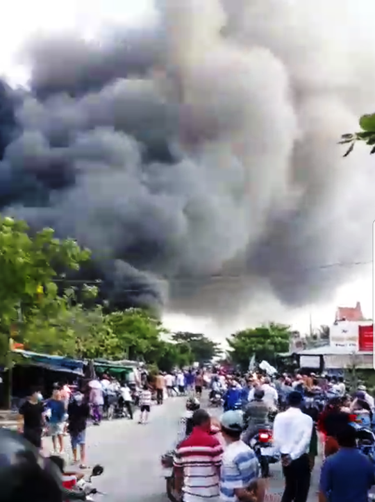 Fire near Mo Thuan Bridge - Photograph 1. Fire near Mo Thuan Bridge - Photograph 1.
