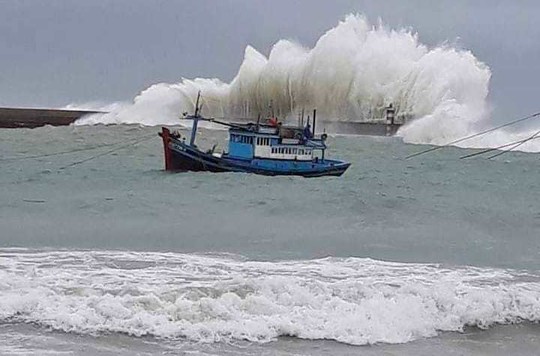 Thót tim với sóng cao ngất đập vào Phú Quý trước khi bão số 9 vào - Ảnh 1.
