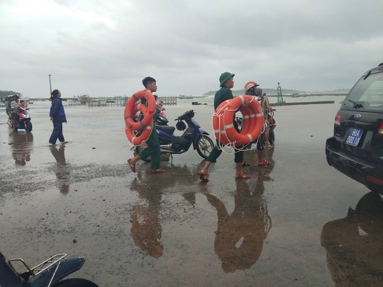 Thót tim với sóng cao ngất đập vào Phú Quý trước khi bão số 9 vào - Ảnh 2.
