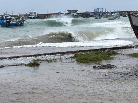 Thót tim với sóng cao ngất đập vào Phú Quý trước khi bão số 9 vào - Ảnh 3.