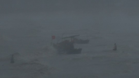 Bão số 9 đã vào Bà Rịa - Vũng Tàu, mưa rất to, cây ngã đổ, tàu chìm - Ảnh 6.