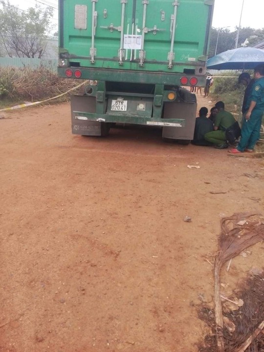 Nô đùa gần bánh xe container, bé trai 1 tuổi bị cán chết - Ảnh 2.