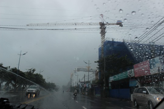 Bão số 9 đã vào Bà Rịa - Vũng Tàu, mưa rất to, cây ngã đổ, tàu chìm - Ảnh 9.