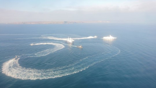 Cận cảnh tàu Ukraine cố áp sát Crimea bất chấp Nga xua đuổi - Ảnh 1.