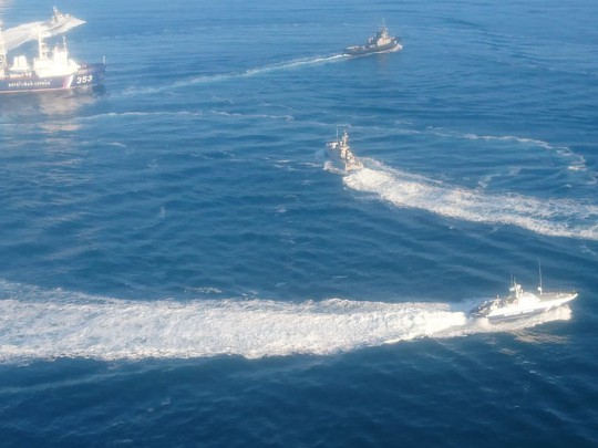 Nga bắt 3 tàu Ukraine gần bán đảo Crimea - Ảnh 2.