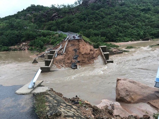 Ngập lụt đe dọa các tỉnh miền Trung - Ảnh 1.