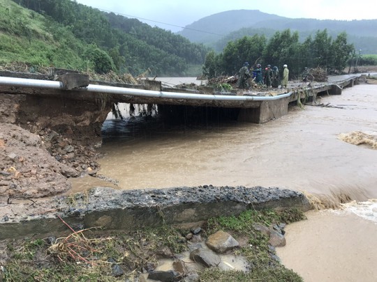 Khánh Hòa: Cấm xe lên đèo Khánh Lê vì mưa lớn, sạt lở liên tục - Ảnh 2.