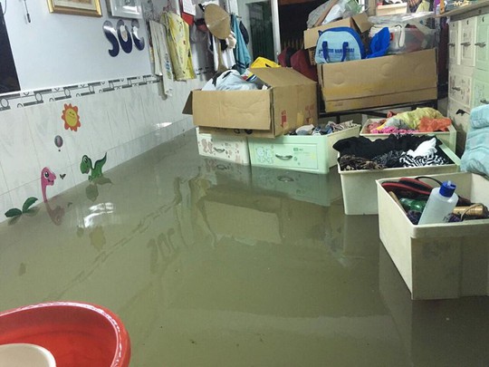Cận cảnh ngập lụt trong nhà, ngoài ngõ ở TP HCM - Ảnh 4.