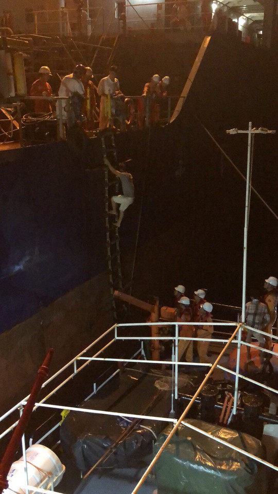 Cứu 3 thuyền viên rơi xuống biển do tàu va đá ngầm ở vịnh Vân Phong - Ảnh 3.