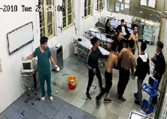 Côn đồ xăm trổ xông vào bệnh viện đánh bệnh nhân đang cấp cứu - Ảnh 1.