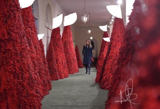 Bà Trump bị chỉ trích vì những cây thông Giáng sinh đỏ rực trong Nhà Trắng - Ảnh 3.