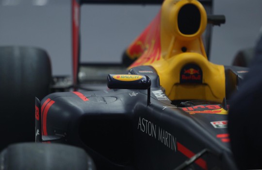 Cận cảnh siêu xe đua F1 ra mắt tại Hoàng thành Thăng Long - Ảnh 2.