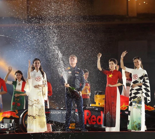 Cận cảnh siêu xe đua F1 ra mắt tại Hoàng thành Thăng Long - Ảnh 13.