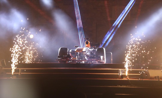 Cận cảnh siêu xe đua F1 ra mắt tại Hoàng thành Thăng Long - Ảnh 8.