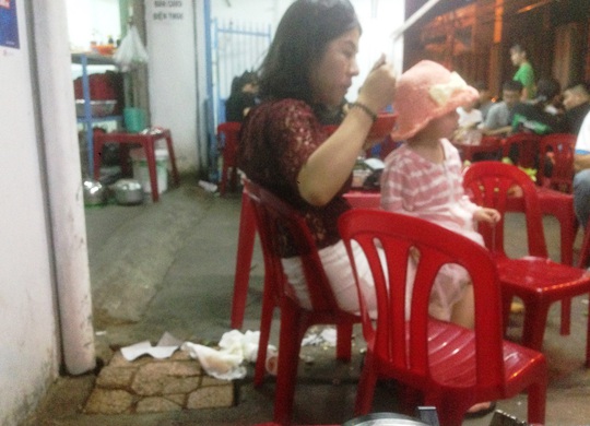 Du khách Trung Quốc ở Nha Trang: Hàng loạt hình ảnh phản cảm - Ảnh 1.