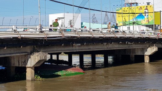 4 người su&yacute;t chết khi s&agrave; lan chui qua cầu bị ch&igrave;m - Ảnh 1.